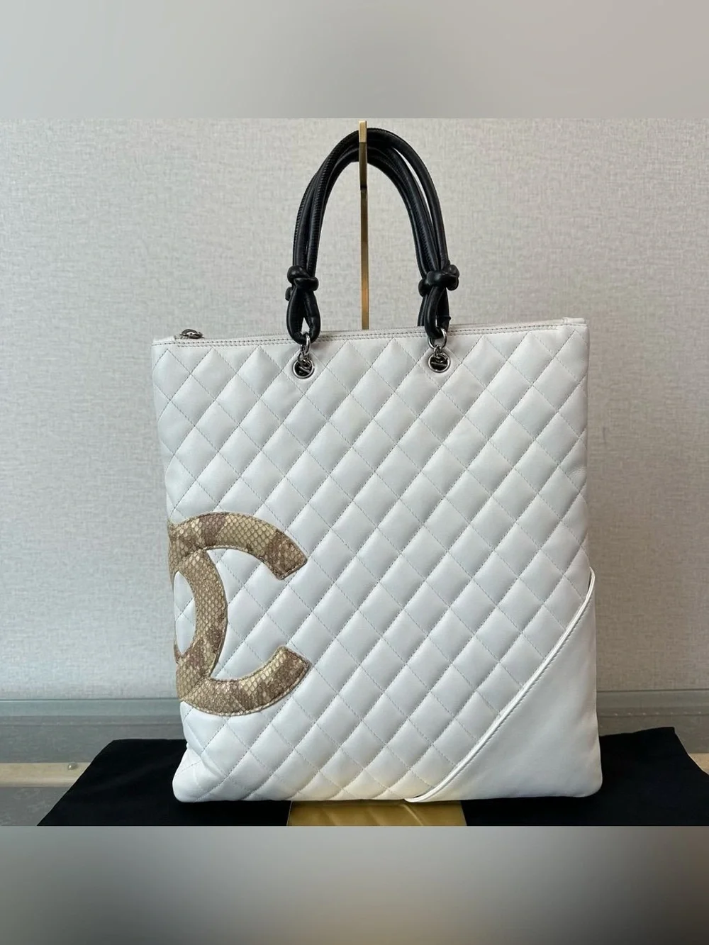 🔥100% Authentic CHANEL White/Beige Python Leather Cambon Runway Flat Tote Bag🔥